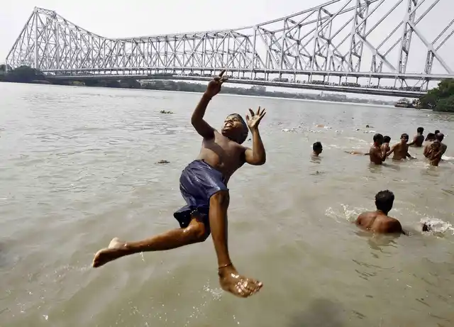 A boy jumps into the Ganges river to cool off himself on a hot summer day in Kolkata (Photo: Reuters) (Picture for representation purposes only)