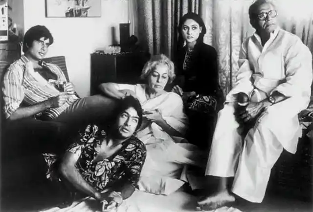Harivansh Rai Bachchan with his family, a rare find (Photo Courtesy: Twitter/<a href="https://twitter.com/wrvaibhav1988/status/621439721642704896">@wrvaibhav1988</a>)