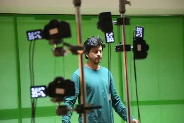 SRK at YRF Studios during a costume scanning for the visual effects in <i>Fan </i>(Photo: <a href="https://www.facebook.com/FanTheFilm/photos/pb.1491877341036654.-2207520000.1446793998./1869914356566282/?type=3&theater">F</a><a href="https://www.facebook.com/FanTheFilm/photos/pb.1491877341036654.-2207520000.1446793998./1869914356566282/?type=3&theater">acebook/FanTheFilm</a>)