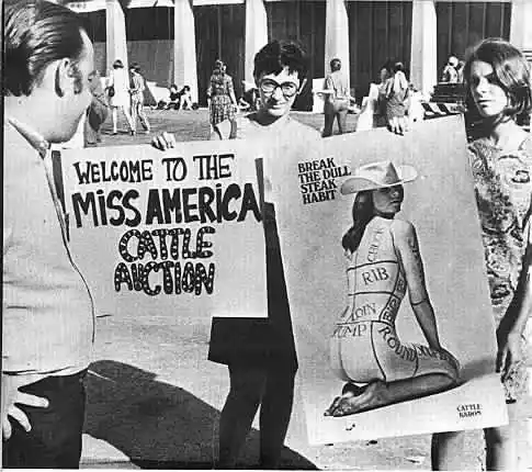 Feminists protest against the Miss America pageant in 1968 (Photo: Twitter/<a href="https://twitter.com/meeeranduhh/status/643428102534594560">@meeeranduhh</a>)