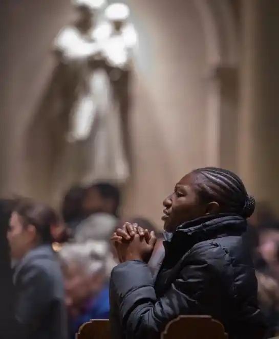 A woman prays for the lives lost in the Paris attacks (Photo: AP)
