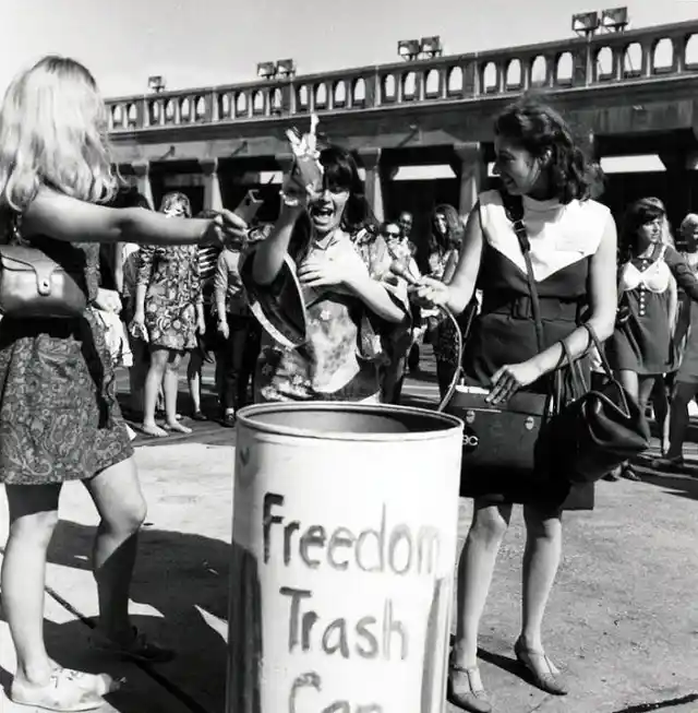 The freedom trash can (Photo: <a href="http://www.anorak.co.uk/keyposts/page/20/">www.anorak.co.uk</a>)