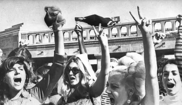 Protesters throw away bras and heels to voice their opinion against beauty pageants in 1968 (Photo: Twitter/<a href="https://twitter.com/meeeranduhh/status/643428102534594560">@meeeranduhh</a>)