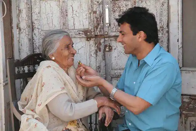 Vikas Khanna with his grandmother, who inspired him. (Photo: <a href="https://www.facebook.com/VikasKhannaGroup/timeline?ref=page_internal">Vikas Khanna’s Facebook page</a>)