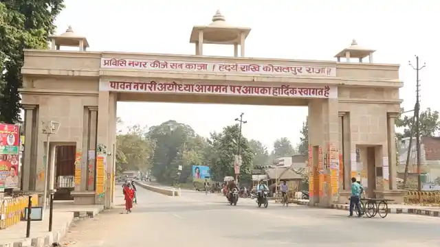 Despite restricted entry, thousands of kar sevaks managed to converge at Hanuman Garhi between October 30 – November 2, 1990. (Photo: The Quint)