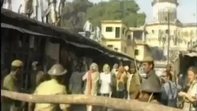 Then: A wooden barrier did little to prevent kar sevaks from storming into Hanuman Garhi. (Photo: The Quint)
