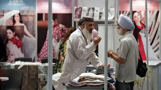 A Pakistan exhibitor (L) speaks with an Indian Sikh visitor at the Lifestyle Pakistan Exhibition in New Delhi, April 12, 2012. (Photo: Reuters)
