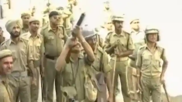 No warning shots were fired by the police, according to journalists who witnessed the November 2, 1990 clash between kar sevaks and the police. (Photo: The Quint)
