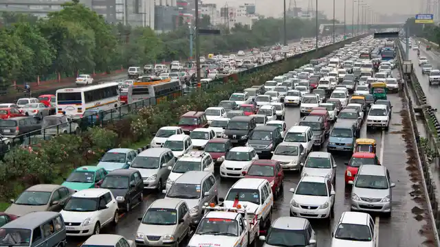 According to the CSE, all sources including vehicles need stringent action to curb air pollution. (Photo: Reuters)