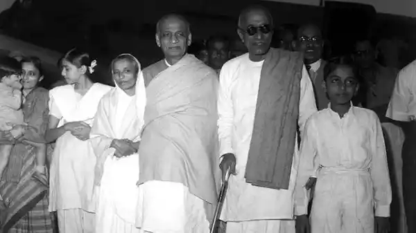 Sardar Vallabhbhai Patel with C Rajagopalachari on arrival at the Delhi aerodrome on 9 November 1947. (Photo courtesy: <a href="https://twitter.com/ArchiveIndia">@ArchiveIndia</a>)
