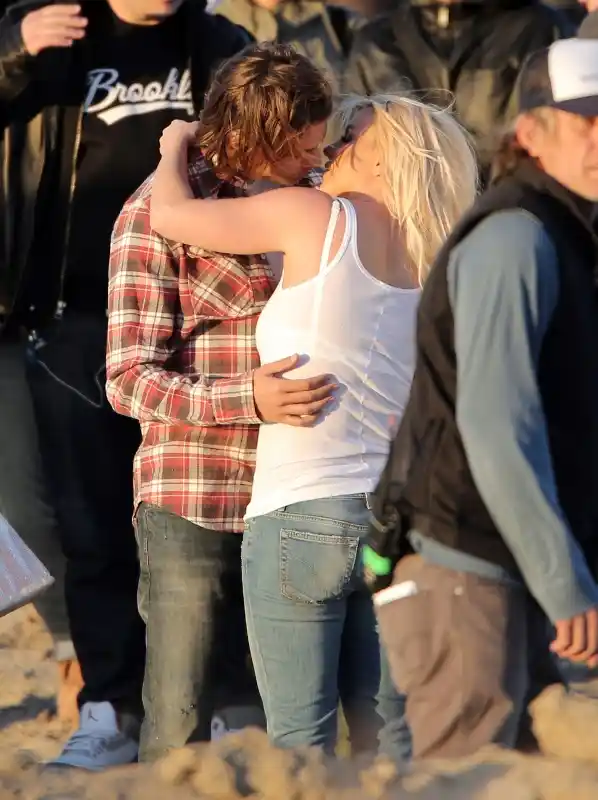 Britney gets cozy with her co-star (Photo: <a href="http://www.laineygossip.com/Britney-Spears-kisses-model-on-the-set-of-music-video/28682">www.laineygossip.com</a>)