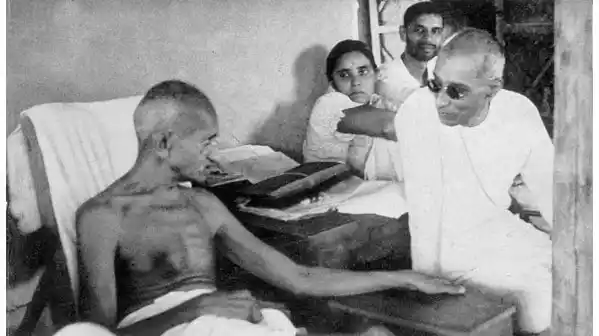 Mohandas Karamchand Gandhi in a discussion with C Rajagopalachari at Sevagram, June 1940. (Photo courtesy: <a href="https://twitter.com/ArchiveIndia">@ArchiveIndia</a>)