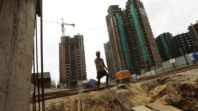A labourer works at the construction site of a residential complex in Noida on the outskirts of New Delhi, India, August 20, 2015. (Photo: Reuters)