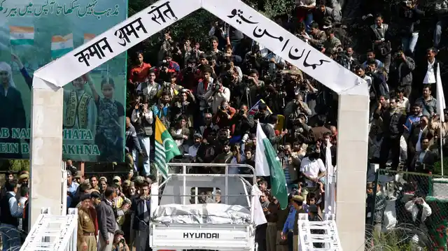 A truck carrying fruits and vegetables from Pakistan-administered Kashmir enters Kashmir at the peace bridge on the Line of Control in Chakoti, Muzaffarabad, capital of Pakistan-occupied-Kashmir. (File photo: Reuters)