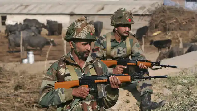 Soldiers stand guard near the Indian Air Force (IAF) base at Pathankot in Punjab, India, January 3, 2016. (Photo: Reuters)