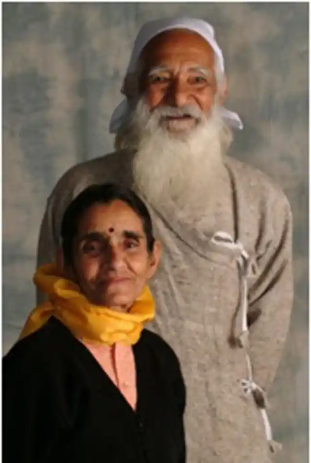 Bimla married Sunderlal on the condition that they would move to a village and dedicate their lives to serving the village community. 