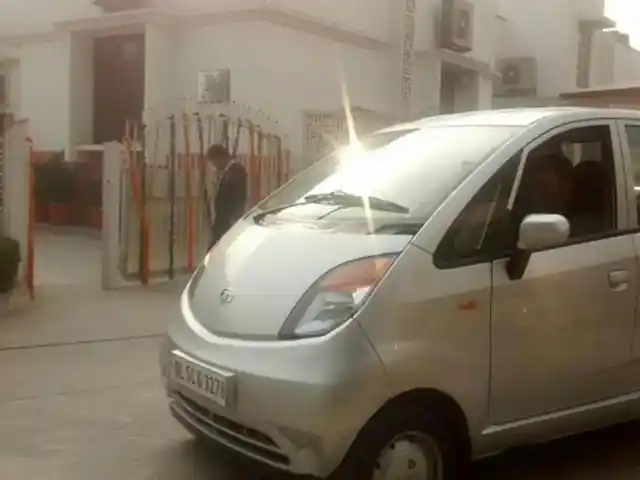 AAP member Gopal Rai arrives at Satyendra Jain’s residence to carpool. (Photo courtesy: Abhinav Rai’s Twitter feed)