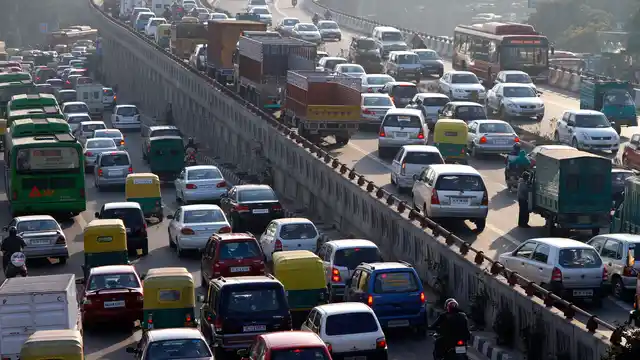 Traffic crawls bumper-to-bumper on road in New Delhi. (File photo: Reuters)