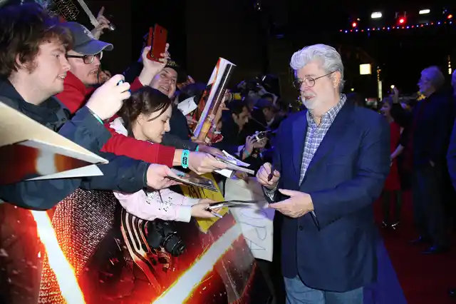 George Lucas signs autographs for fans upon arrival at the European premiere of the film ‘Star Wars: The Force Awakens ‘ in London (Photo: AP)