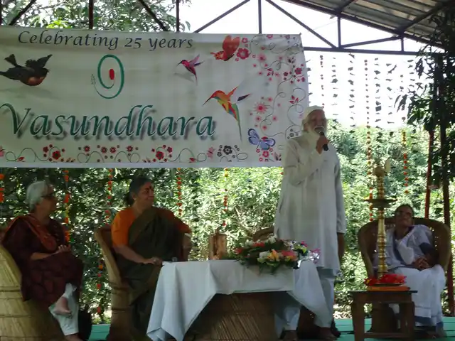 Sunderlal ji still comes to the Navdanya Earth University to teach courses on Gandhi and non-violence. 