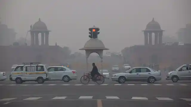 Vehicles move past the Presidential Palace as smog engulfs the evening in New Delhi, January 13, 2016. (Photo: AP)