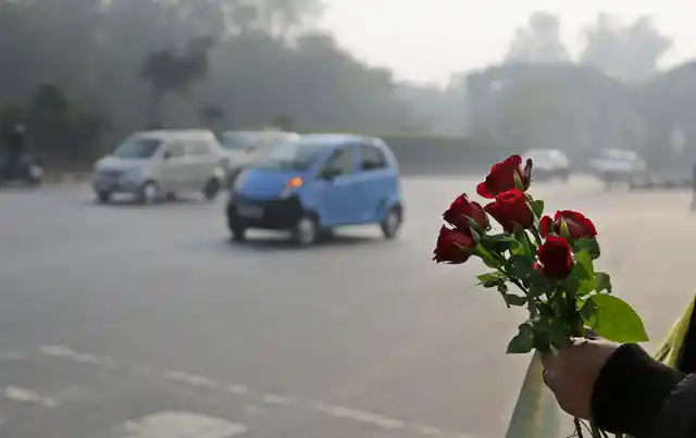 Volunteers carrying roses. (Photo: AP)