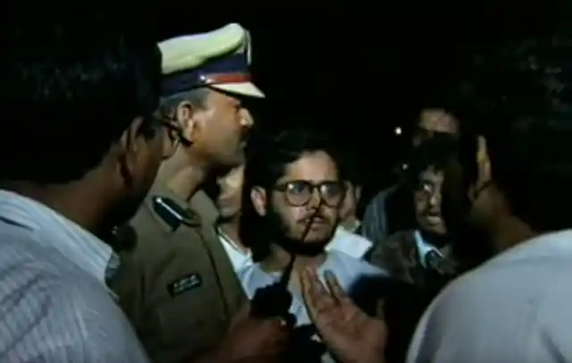Policemen attempting to sort out the fracas at Bihar Niwas. (Photo Courtesy: YouTube Screenshot/Ek Minute Ka Maun)