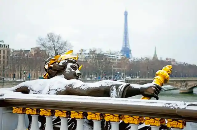 Salil Tripathi captures snowfall in Paris in one exquisite shot. (Photo Courtesy: <a href="http://www.livemint.com/Leisure/T2y7IGOr30HOesBQpq5fAI/Songs-of-the-Open-Road.html">livemint.com</a>)