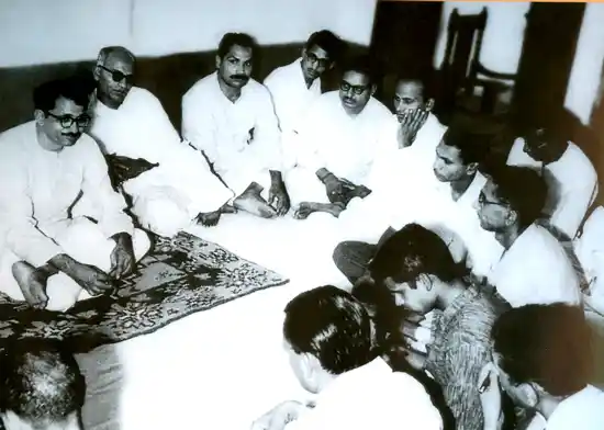 Deendayal was modest, affable and approachable. He is seen here, interacting with journalists.