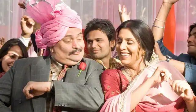 Rishi Kapoor and Neetu Singh Kapoor in a scene from<i> Do Dooni Char</i>