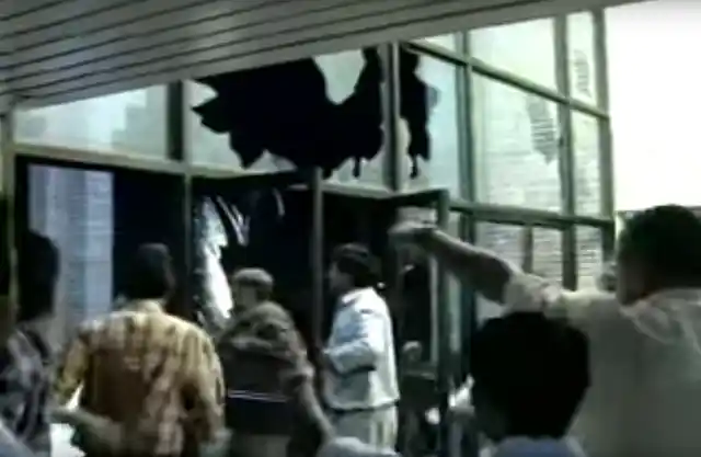 On March 31, 1997, JNU students rushed to Bihar Niwas and demanded that then Chief Minister Laloo Prasad Yadav come outside to talk to them. (Photo Courtesy: YouTube Screenshot/Ek Minute Ka Maun)