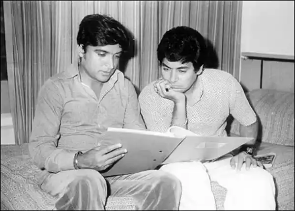 Writers Salim-Javed in deep conversation (Photo: Twitter/<a href="https://twitter.com/ShemarooEnt">@ShemarooEnt</a>)