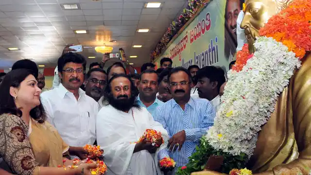 The Art of Living founder Sri Sri Ravi Shankar pays floral tribute to Tiruvallur statue on the occasion of Tiruvallur Jayanti celebrations, in Bengaluru, on January 16, 2016. (Photo: IANS)