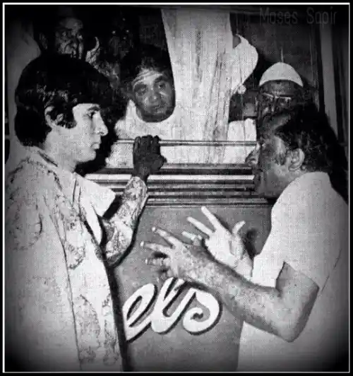 Bombay to Goa was director S Ramanathan’s first Hindi film and here he’s seen directing Amitabh Bachchan on set (Photo: srbachchan.tumblr.com)