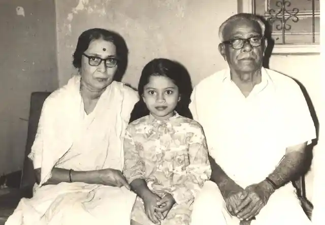 Ravindra Mhatre’s daughter Asha with her grandparents. (Photo Courtesy: Asha D’Souza)