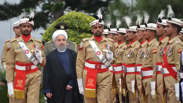 ranian President Hassan Rouhani, second from left, reviews the guard of honour in Islamabad, Pakistan, March 25, 2016. (Photo: AP)