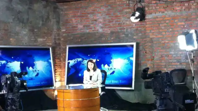 Journalist Shivani Chemjong anchoring a bulletin at a makeshift newsroom. (Photo courtesy: Shivani Chemjong/ <b>The Quint</b>)