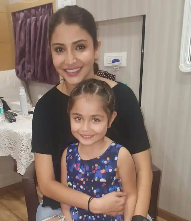 Anushka Sharma poses with little Suzanne Khan (Photo: <a href="https://www.facebook.com/SuziKhanOfficial">Facebook/@Suzi Khan</a>)