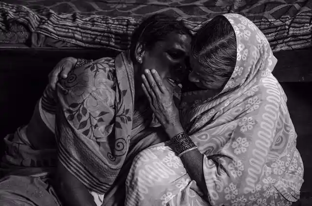 Grieving family members of Mahakant Mali, a farmer who took his life, hanging by the neck from a shrunken mango tree at the far edge of his field. (Photo: Ameya Marathe, curated by Nikhil Inamdar)