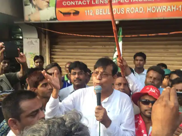 CPI(M) leader and MP at a roadshow in Howrah, West Bengal. (Photo: The Quint)