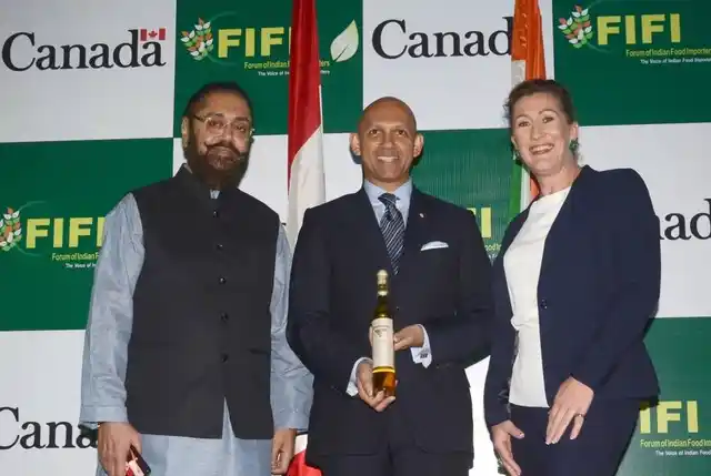 High Commissioner Nadir Patel launches a new Canadian ice-wine in India. (Photo Courtesy: <a href="https://www.facebook.com/CanadainIndia/photos/pb.161821560512888.-2207520000.1461058568./1248707825157584/?type=3&theater">Facebook.com</a>)