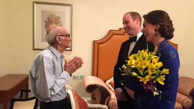 Boman Kohinoor, owner of Mumbai’s famous Parsi eatery Britannia & Co, meets the royal couple in Mumbai. (Photo: Twitter)