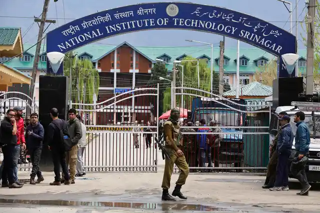 Security personnel guard the entrance to the NIT Srinagar on 7 April 2016. (Photo: AP)
