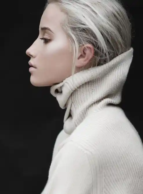 Make a ponytail and stuff it inside your sweater/t-shirt (Photo: <a href="https://in.pinterest.com/pin/373446994078912281/">Pinterest/Takako Suzuki</a>)