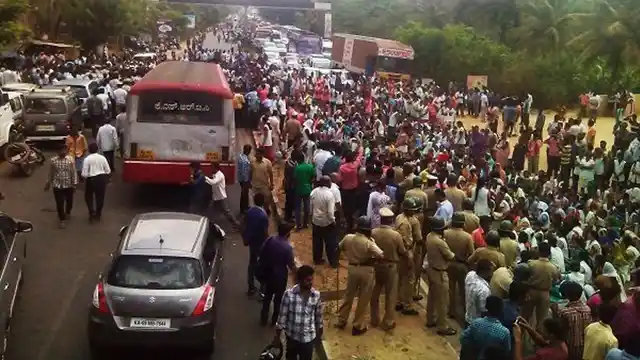Protestors block traffic in Bengaluru on Tuesday, 19 April 2016. (Photo: <i>The News Minute</i>)