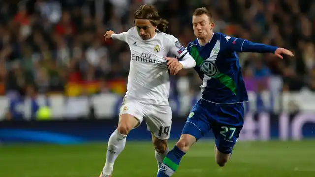 Real Madrid’s Luka Modric fights for the ball against Wolfsburg’s Maximilian Arnold. (Photo: AP) 