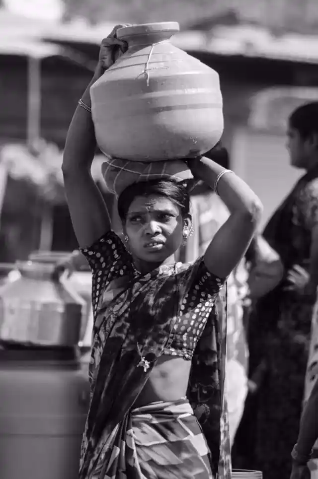 Daily wage laborers complain that they have to miss work in order to fill up their containers. (Photo: Ameya Marathe, curated by Nikhil Inamdar)
