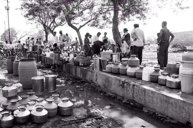 Taps have run dry long ago in Marathwada’s towns and villages. People crowd around municipal tanks to get water. Many have to wait as long as 8 hours in blistering heat to get their fill. (Photo: Ameya Marathe, curated by Nikhil Inamdar)