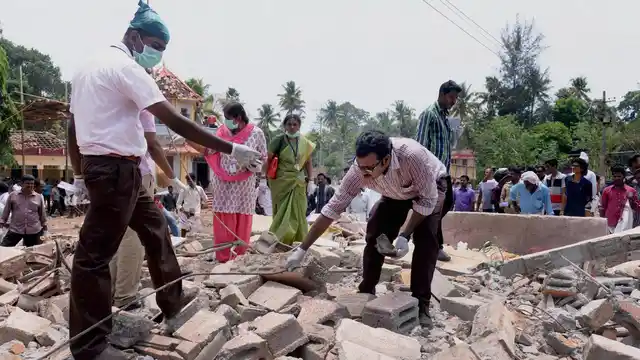 A view of a collapsed building after a massive fire broke out during a fireworks display in Paravoor north of Thiruvananthapuram, in Kerala, April 10, 2016. (Photo: PTI)