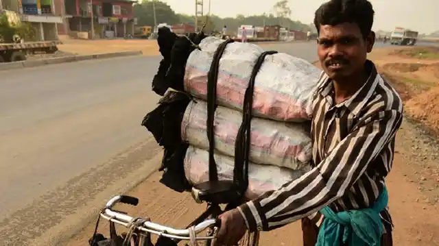 Villagers who have been ousted from their coal-rich lands are reduced to collecting free coal from Odisha Mining Corporation operated mines at Khinda in Sambalpur district. (Photo Courtesy: Ankush Vengurlekar)
